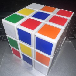 Rubik’s Cube 3x3 d'occasion – Casse-tête Classique pour Tous les Âges sur Mbote Shop