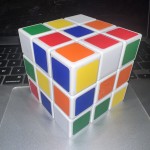 Rubik’s Cube 3x3 d'occasion – Casse-tête Classique pour Tous les Âges sur Mbote Shop