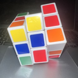 Rubik’s Cube 3x3 d'occasion – Casse-tête Classique pour Tous les Âges sur Mbote Shop